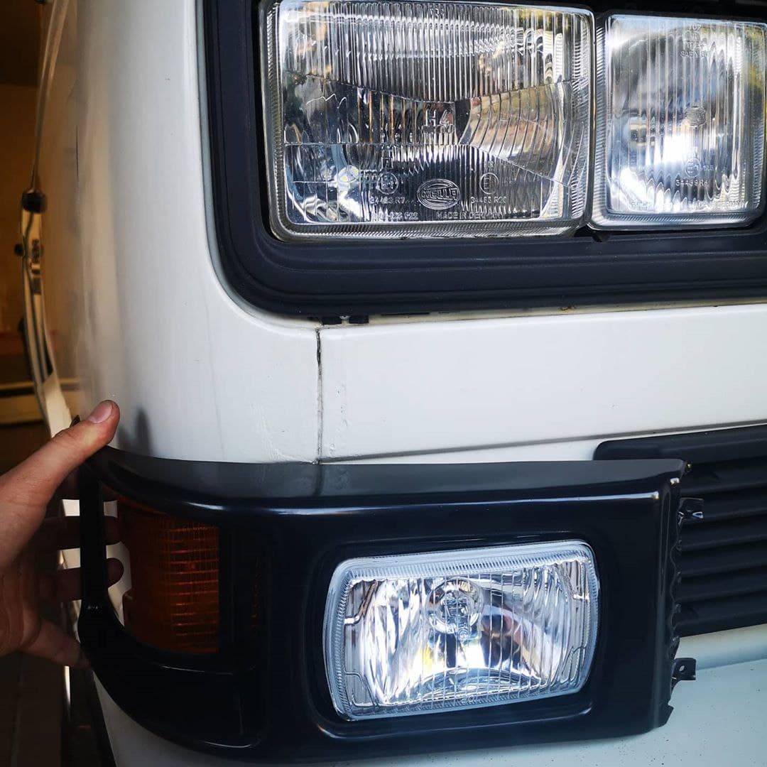 VW T3 Vanagon Front Grille with White Fog Lights, Bolt-On Kit for 1980–1992
