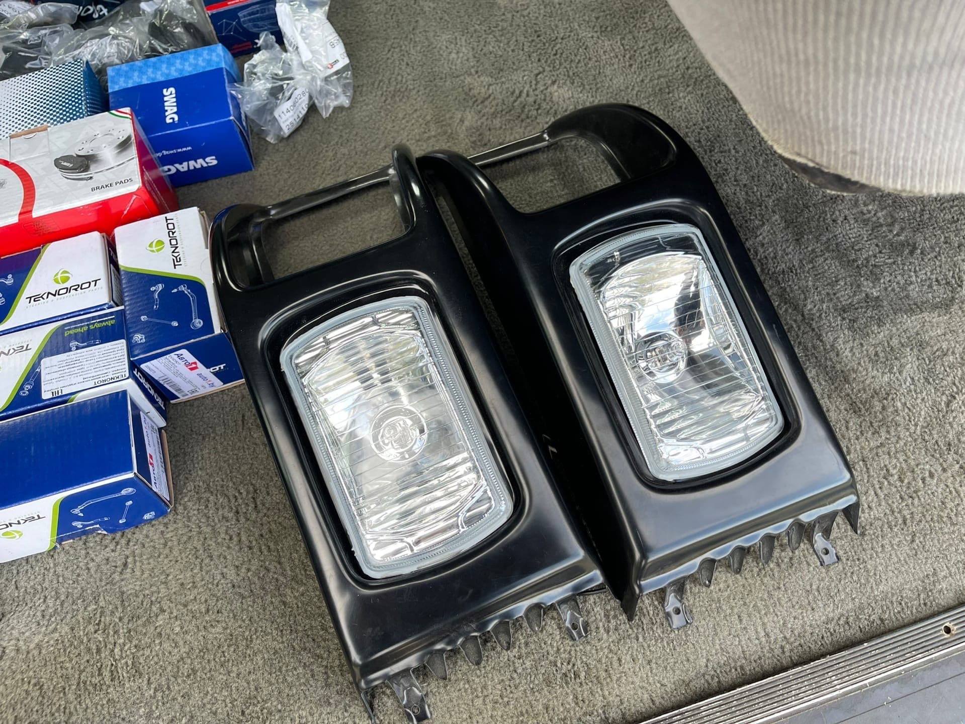 VW T3 Vanagon Front Grille with White Fog Lights, Bolt-On Kit for 1980–1992
